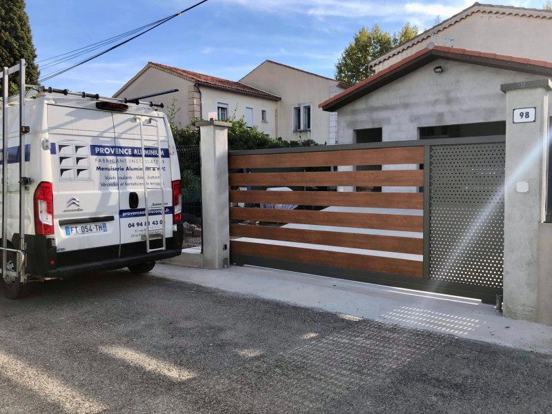Fabrication par Provence Aluminium d'un portail coulissant ajouré