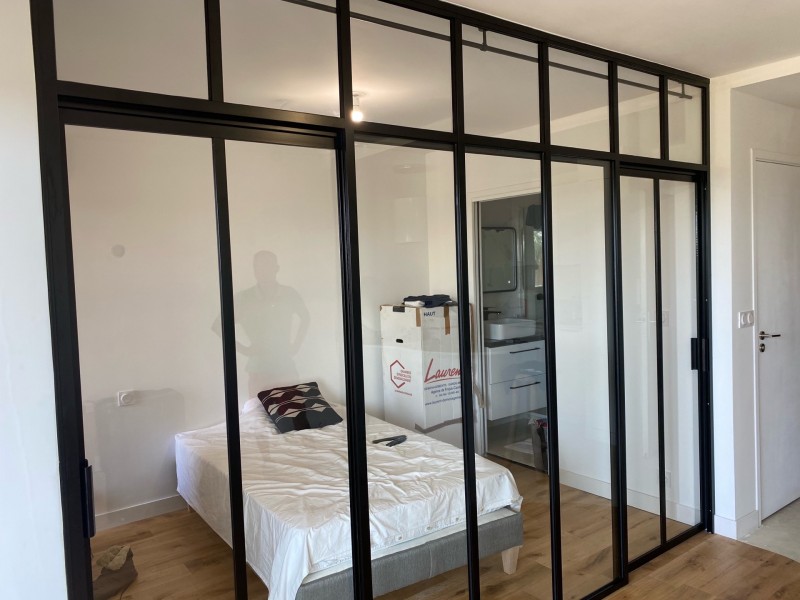 verrière en aluminium de couleur noir avec 2 portes suspendues intégré