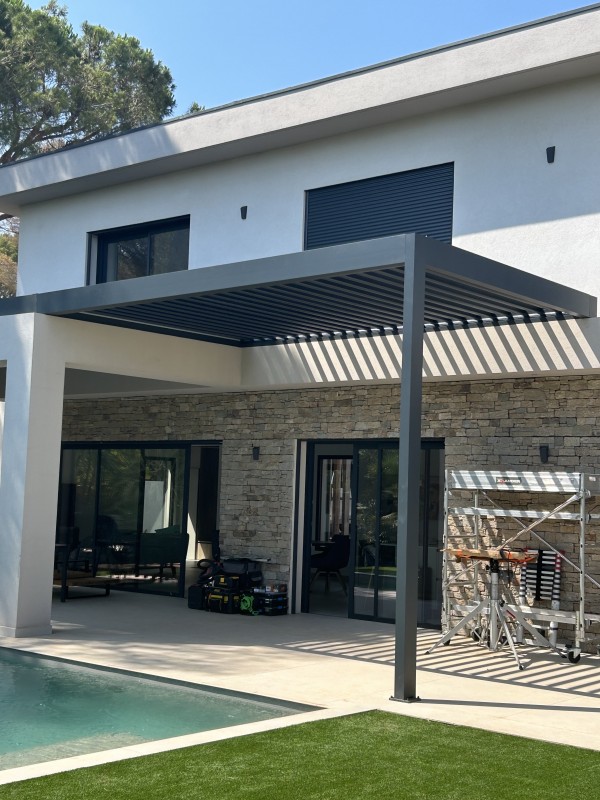 mise en place pergola bioclimatique lames orientables pour une regulation naturelle de la temperature