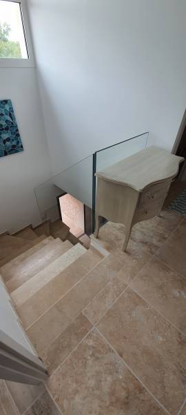 A la recherche d'une entreprise spécialisé dans la pose de gardes corps vitrés intérieur dans le Var.