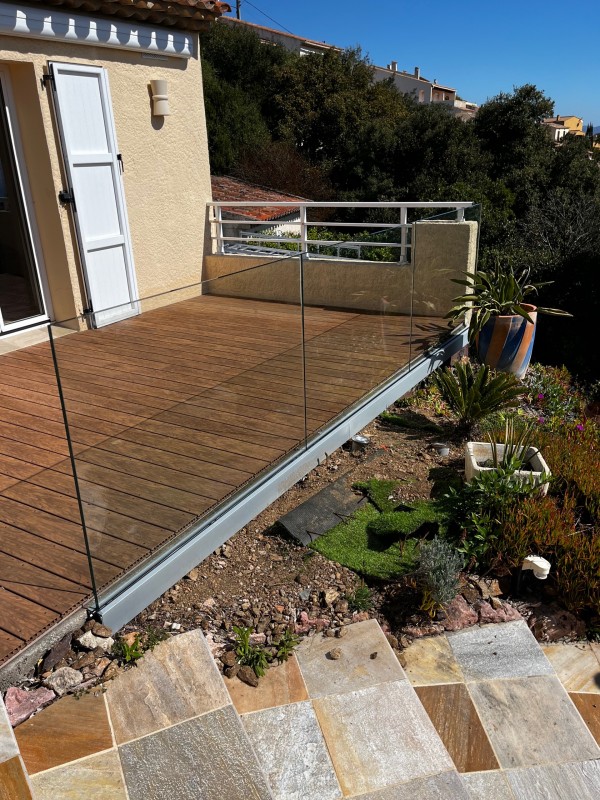 installation gardes corps tout vitres sur terrase dans le secteur d'agay 