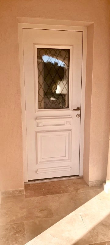 Pose d'une porte d'entrée blanche avec moulure en aluminium à Fréjus