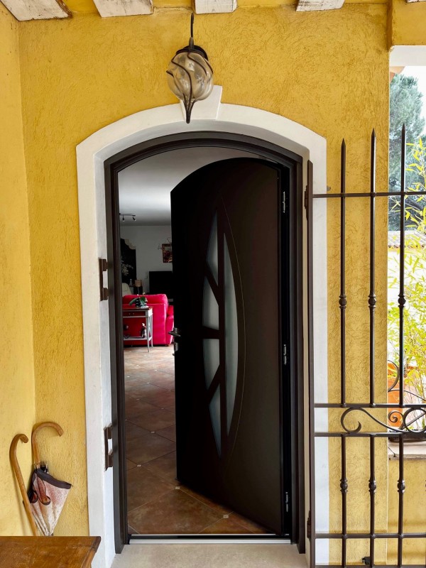Fabrication d'une porte cintrée en aluminium avec motifs vitrée dans le Var