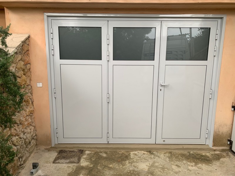 fabrication et installation d'une porte de garage en aluminiun pour moderniser la facade a draguignan