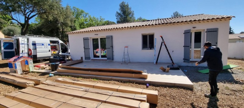 Avant la pose d'une pergola bioclimatique bicolore à lame orientable 
