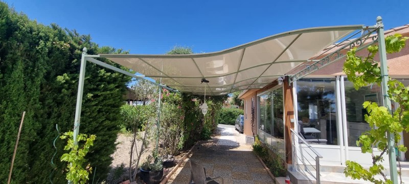 Réhabilitation d’une pergola avec tôles en aluminium blanche à Fréjus Saint-Raphael 83 en région PACA