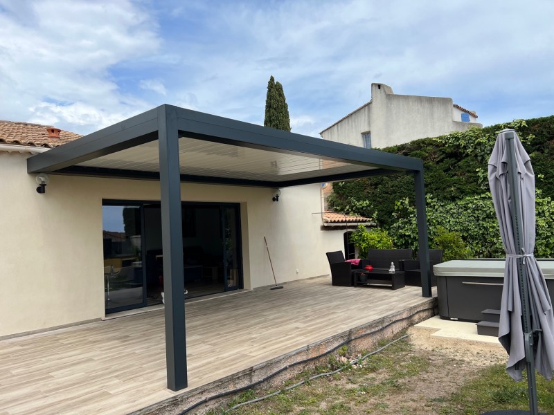 pergolas bioclimatiques bicolores à lames orientables dans le Golfe de Saint Tropez