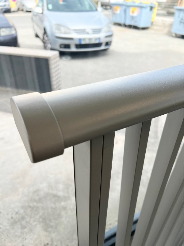 Installation et fourniture de garde corps avec main courant arrondie de couleur gris alu