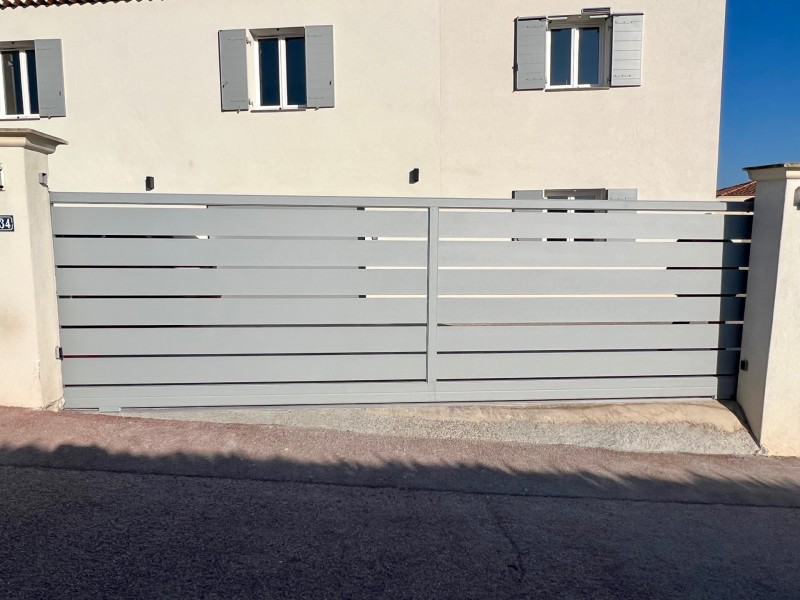 Portail ajouré posé et fabriqué par Provence Aluminium 