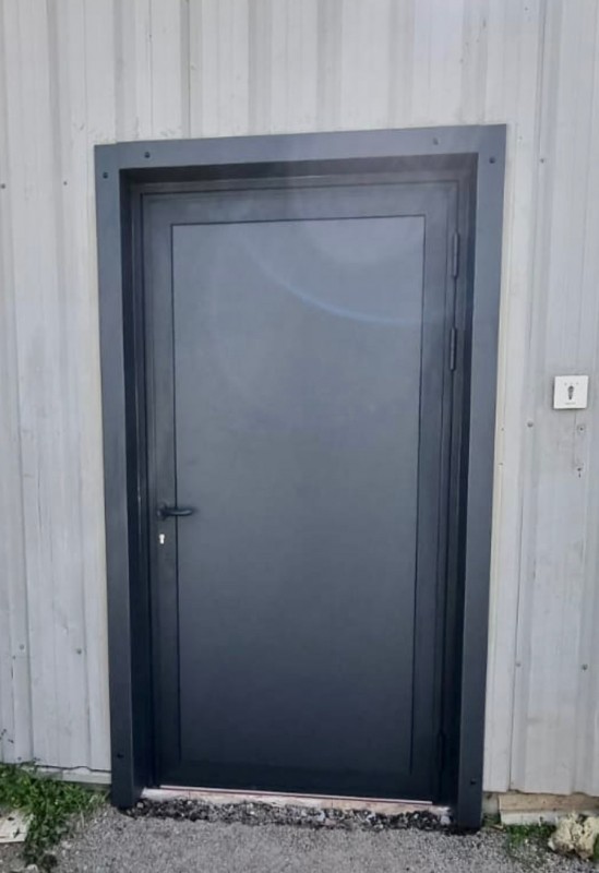 Fabrication et pose d'une porte de sevices en aluminium pour rénovation d'un restaurant 