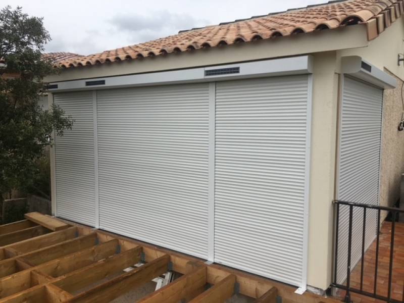 Fourniture et pose de volets roulants solaires sur Fréjus dans le Var 