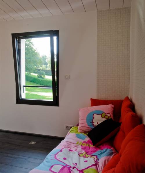 Pose d'une fenêtre aluminium oscillo-battante à Mandelieu la Napoule dans les alpes maritimes 06 @AMD Solutions France