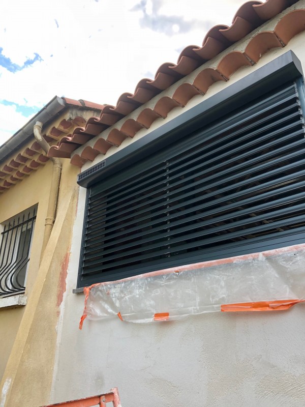 Provence aluminium fournit et installe des volets roulants à lames orientables dans le Var