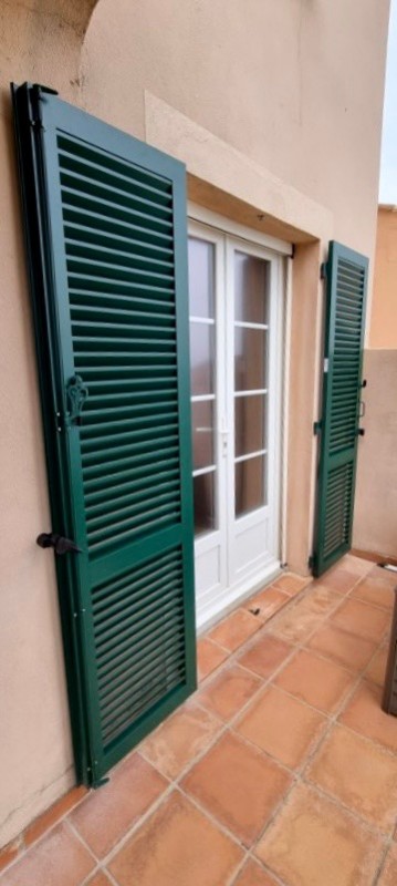 Pose de volets battants en aluminium repliant à Ramatuel 