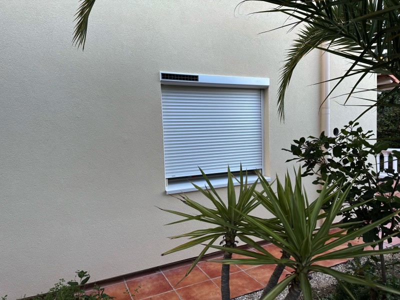 Réception et installation de volet roulant solaire  en aluminium blanc
