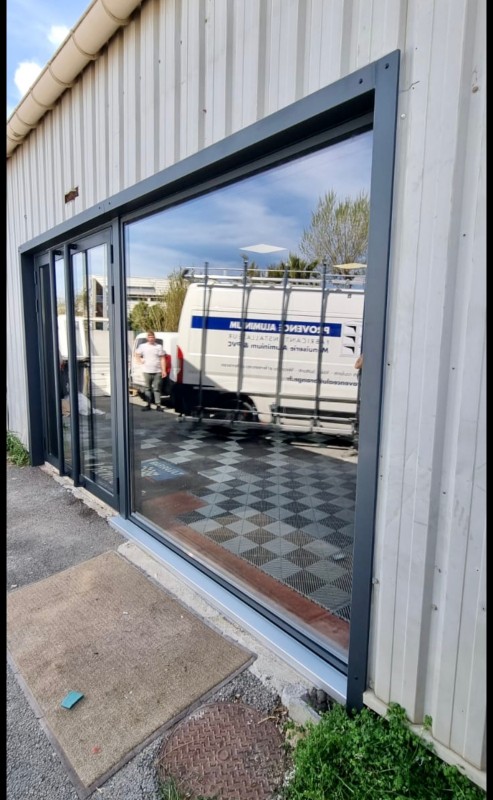 Fabrication et pose d'une fermeture de restaurant en aluminium à Fréjus 