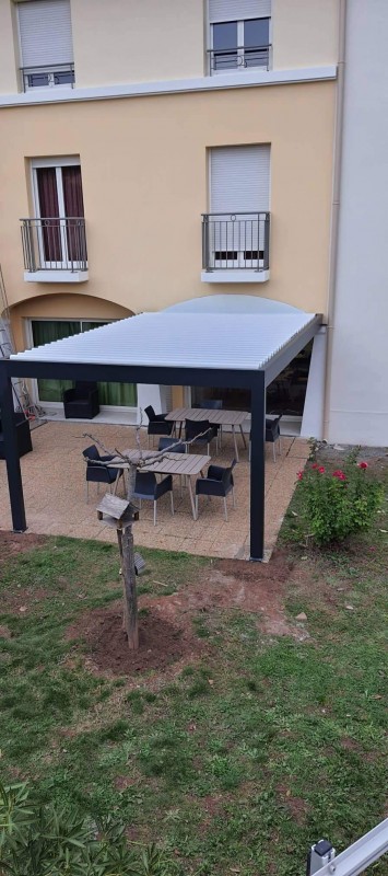  Pergola bioclimatique bicolore à lames orientables installée à Roquebrune sur Argens dans le Var