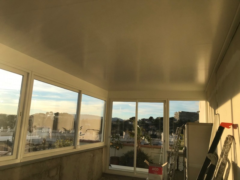 fabrication veranda termine vue de l interieur a Cannes au 5eme etage a cannes 06