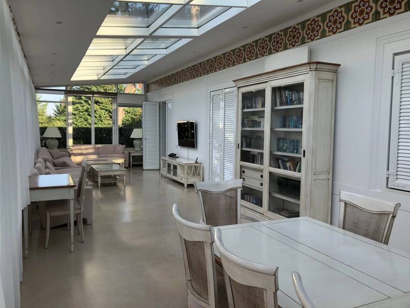 Conception et pose d'un puit de lumière en aluminium blanc sur mesure dans un salon à Cannes