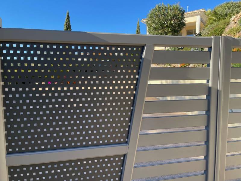 installation portail finition bicolore gris galet et gris anthracite sharmonisant parfaitement avec larchitecture locale de frejus